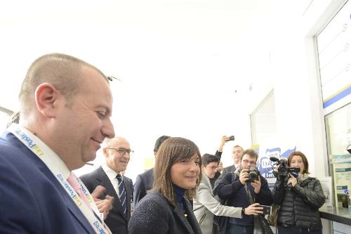 Francesco Paduano (Presidente Gruppo Uniposte) e Debora Serracchiani (Presidente Regione Friuli Venezia Giulia) all'inaugurazione della nuova filiale di Uniposte all'interno del Trieste Airport - Ronchi dei Legionari 10/11/2017